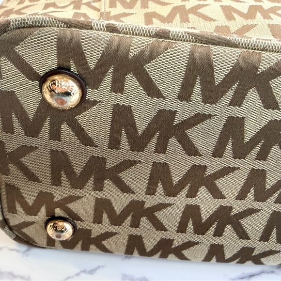 Michael Kors Tan and Brown Jet Set Tote/Shoulder Bag with Gold Hardware - Picture 5 of 10